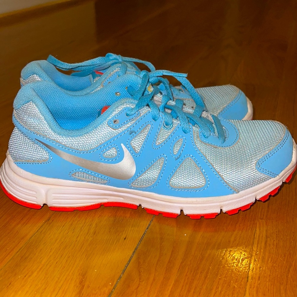 Girls/Womens size US 4 Nike sneakers.
